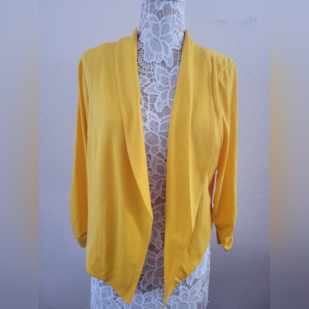 Torrid Yellow Lined and cropped blazer. Size 0.